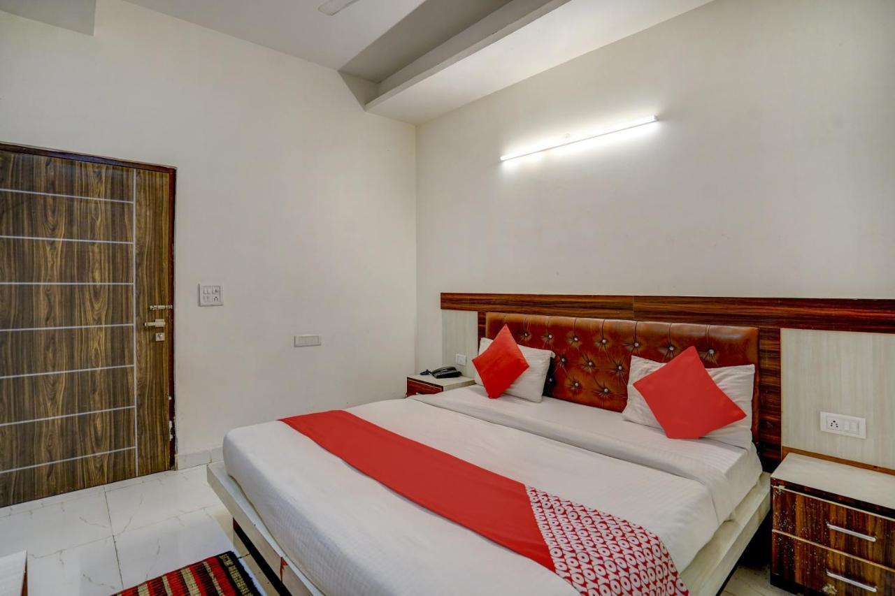 Oyo 78981 The Diamond Nest Noida Eksteriør billede