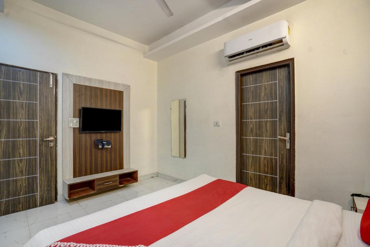 Oyo 78981 The Diamond Nest Noida Eksteriør billede