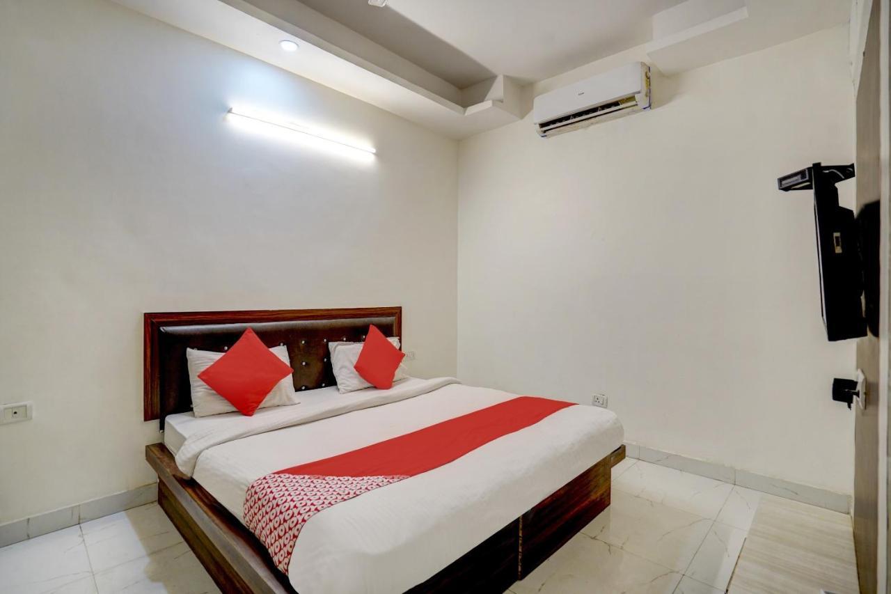 Oyo 78981 The Diamond Nest Noida Eksteriør billede
