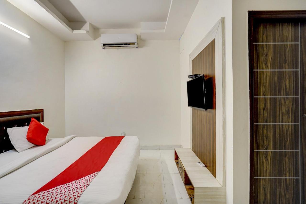 Oyo 78981 The Diamond Nest Noida Eksteriør billede
