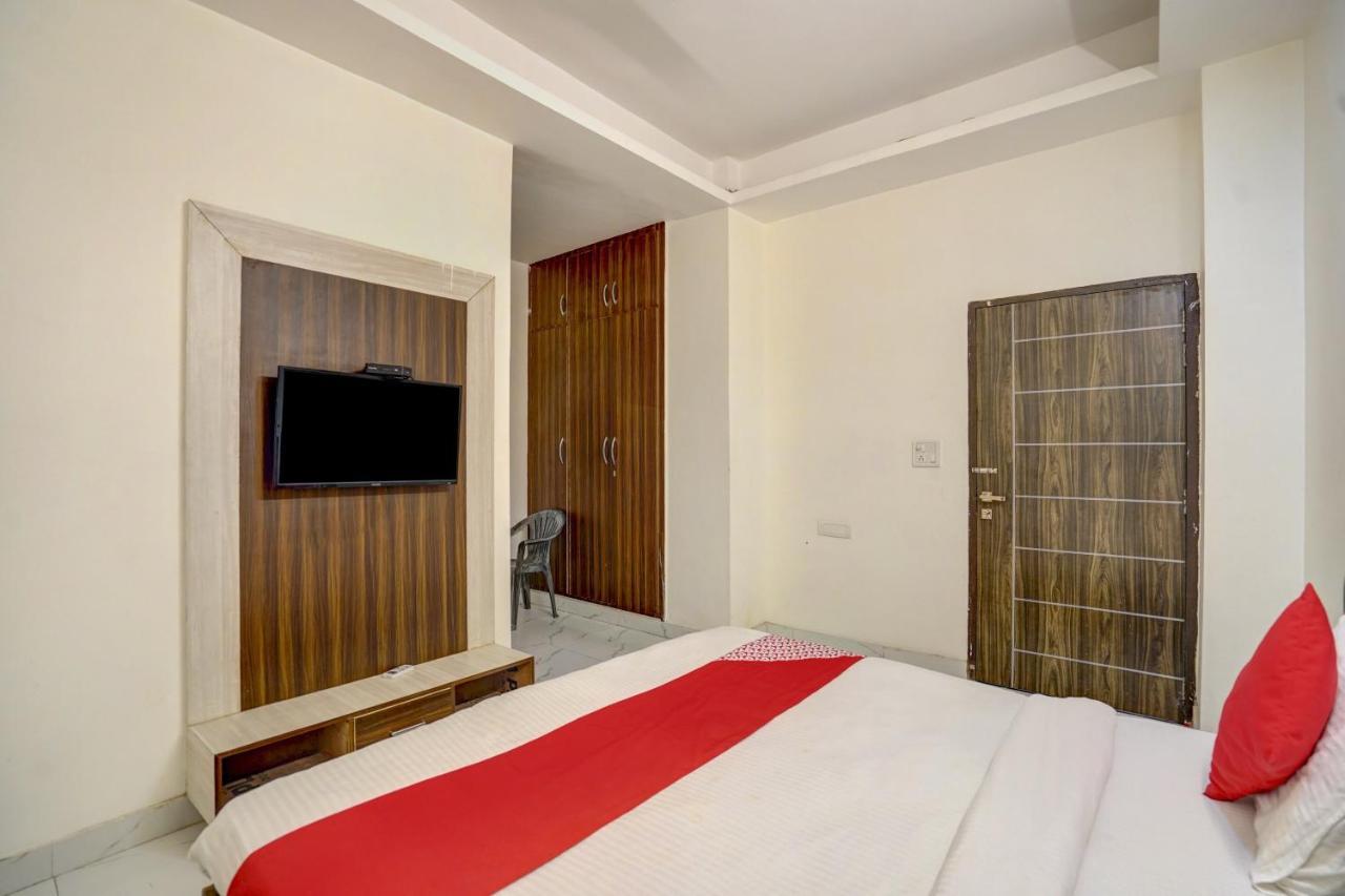 Oyo 78981 The Diamond Nest Noida Eksteriør billede